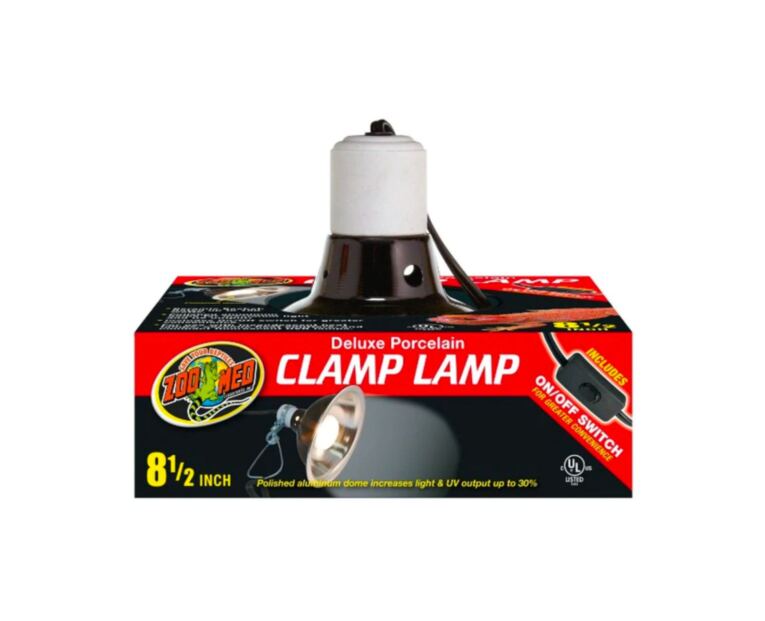 A Porcelain Clamp Lamp Zoo Med é uma fonte de luz versátil com uma cúpula de cerâmica polida que foca e maximiza a saída de luz e UV.