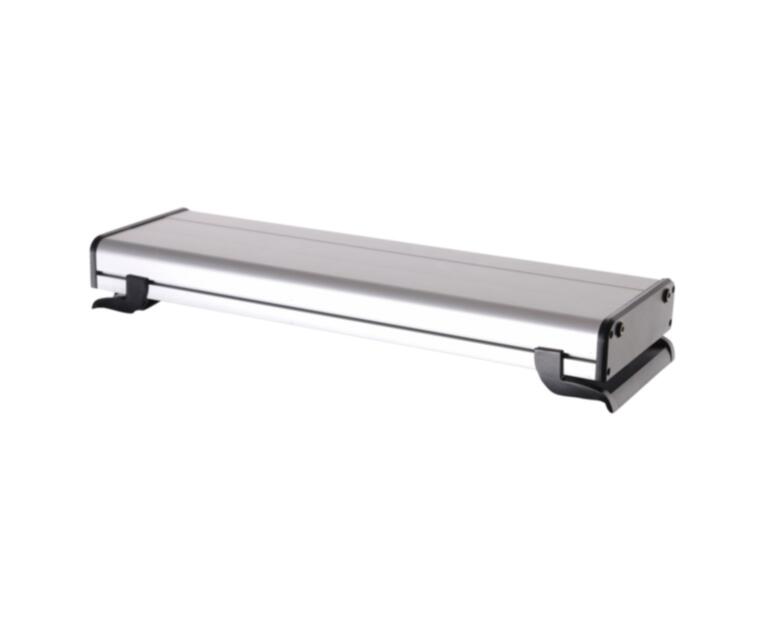 O suporte Sera LED fiXture Prateada permite, com as suas bases ajustáveis no plano horizontal, a aplicação dos sera LED X-Change Tubes em todos os aquários abertos com vidros de qualquer espessura.