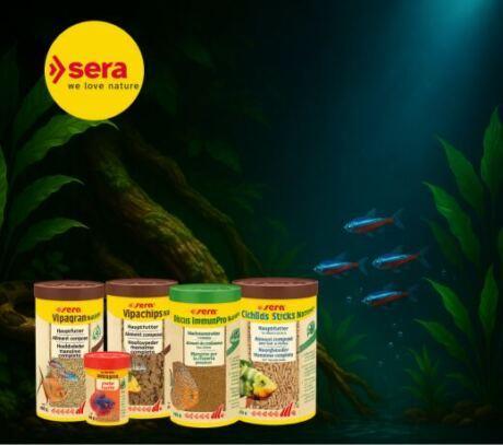 Embalagens de comida para peixes Sera sobre fundo aquático com plantas e peixes tropicais — Confort Animal.