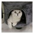🐾 Arranhador torre para gatos: compacto, funcional e confortável O arranhador torre Jade Darklight para gatos Kerbl é a solução ideal para quem procura um espaço compacto e confortável para o seu felino. De facto, este arranhador torre para gatos combina uma estrutura estável, uma casinha acolhedora e superfícies resistentes para arranhar. Além disso, com uma altura de 96 cm, adapta-se facilmente a qualquer divisão. Assim, é perfeito para apartamentos ou espaços mais reduzidos. 🏠 Casinha confortável para descanso Por um lado, este arranhador com casinha para gatos inclui uma área fechada com cerca de 32 cm de diâmetro, ideal para relaxar. Por outro lado, proporciona um espaço seguro e acolhedor. Dessa forma, o seu gato pode descansar com total conforto. ✔ Casinha com Ø 32 cm ✔ Espaço privado ✔ Ideal para relaxar 🪵 Postes em sisal para arranhar O arranhador com sisal para gatos inclui postes com cerca de 8 cm de diâmetro, revestidos com material resistente. Além disso, permite afiar as unhas de forma natural. Assim, ajuda a proteger os móveis e promove hábitos saudáveis. ✔ Sisal resistente ✔ Mantém unhas saudáveis ✔ Protege os móveis 🧗 Estrutura estável com base ampla Este arranhador compacto para gatos inclui uma base de 70 x 35 cm, garantindo estabilidade durante o uso. Por isso, é adequado para gatos ativos. Além disso, proporciona segurança durante a brincadeira. ✔ Base estável ✔ Estrutura robusta ✔ Ideal para uso diário 🏡 Design moderno para qualquer espaço O arranhador moderno para gatos apresenta um design discreto e elegante. Assim, integra-se facilmente na decoração da casa. Além disso, é fácil de posicionar em qualquer divisão. ✔ Design elegante ✔ Fácil integração ✔ Ideal para espaços pequenos 🐱 Bem-estar e atividade diária Este móvel para gatos estimula o movimento, reduz o stress e melhora o bem-estar geral do animal. Por isso, é uma excelente escolha para o dia a dia. ✔ Estimula o exercício ✔ Reduz o stress ✔ Promove bem-estar 📌 Recomendações 👉 Descubra mais opções em arranhadores para gatos. 👉 Veja também brinquedos para gatos. Arranhador torre Jade Darklight para gatos com casinha