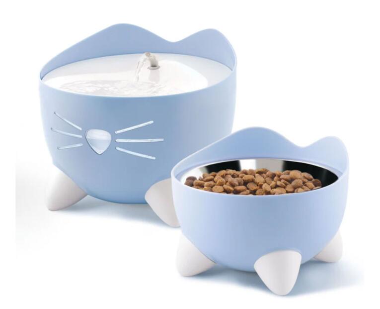 Conjunto Catit PIXI composto por fonte de água com formato felino e comedouro elevado ergonómico para gatos.