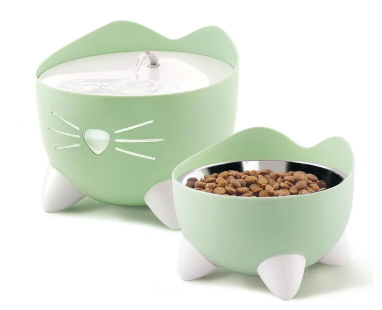 Conjunto Catit PIXI composto por fonte de água com formato felino e comedouro elevado ergonómico para gatos.