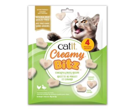 Saquetas de snacks mastigáveis Catit Creamy Bitz sabor frango e pato para gatos de todas as idades.
