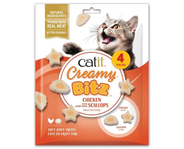 Saquetas de snacks mastigáveis Catit Creamy Bitz sabor frango e vieira para gatos de todas as idades.